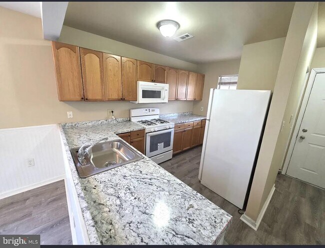 Building Photo - 525 Blackbird Dr