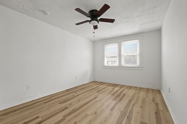 Building Photo - 822 N Bradley Ave