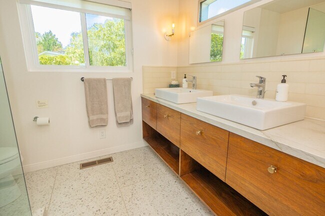 Building Photo - Spectacular Furnished 4 Bedroom/ 3 Bath Mid-Century Modern Retreat in Encinitas