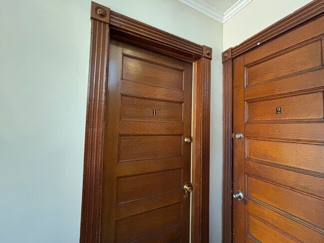 Building Photo - 626 University Ave