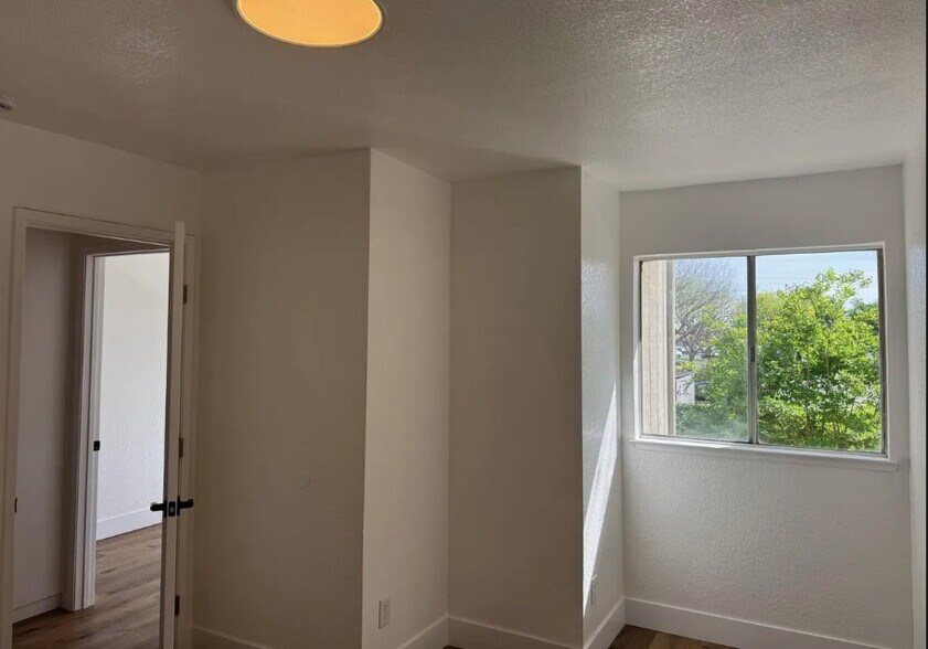 Building Photo - 2116 Mount Vernon Dr