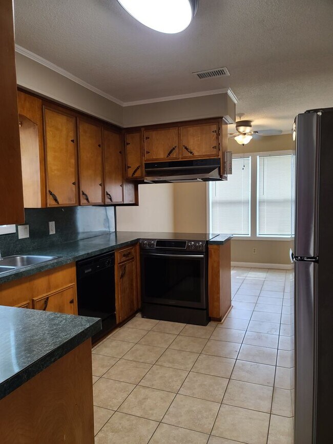 Building Photo - Adorable Cottage Rental