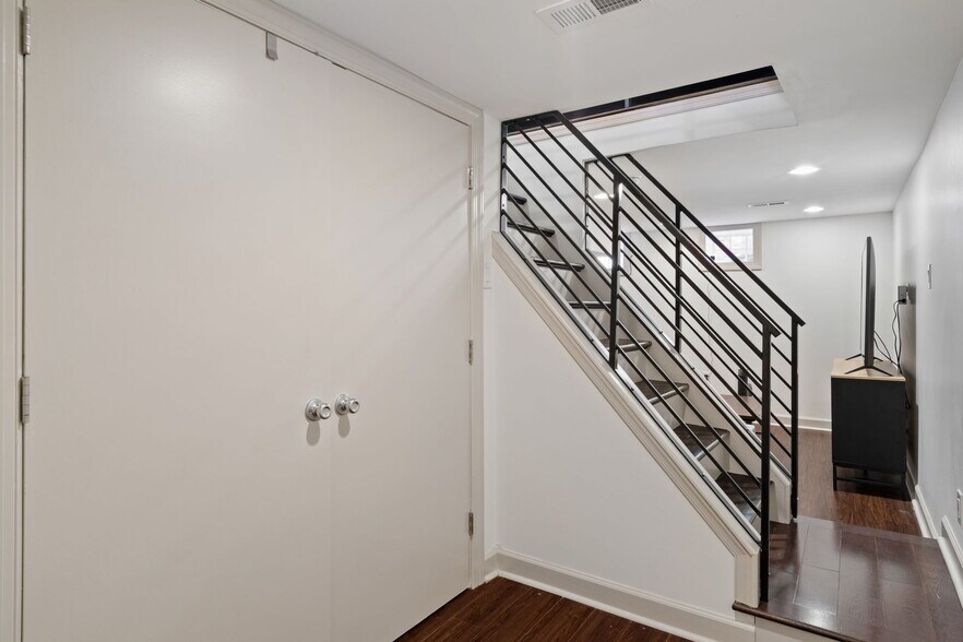 Building Photo - 710 Clymer St