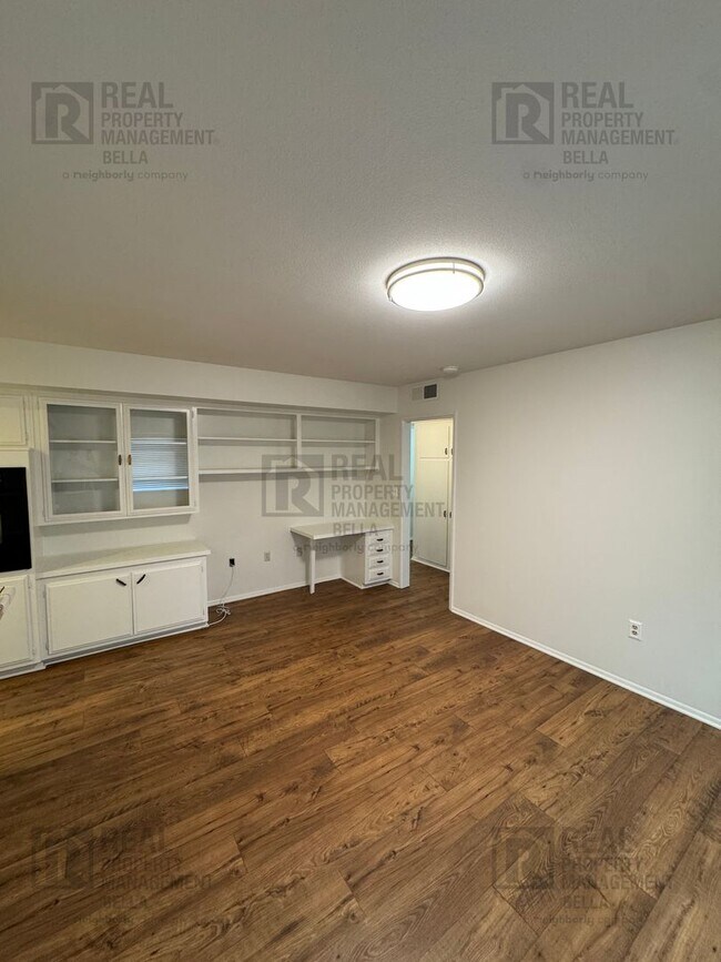 Building Photo - Spacious 3-Bedroom Home with Sunroom & Upg...
