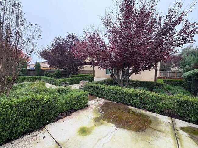 Building Photo - Two story home in NW Visalia Rent Ready!