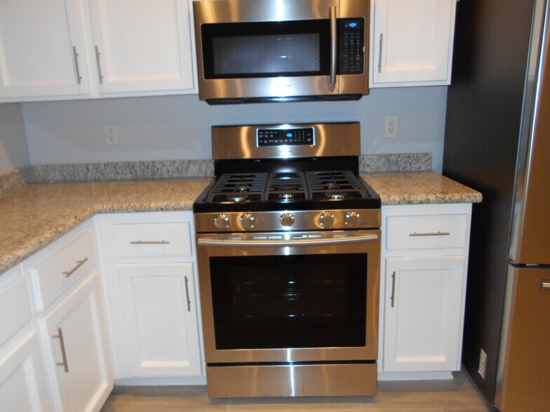 Kitchen w/ new stove & Micro - 1379 Forlana Dr