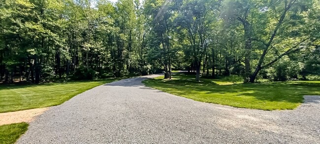 Building Photo - Oversized 4 Bedroom 3.5 Bathroom Home Situ...