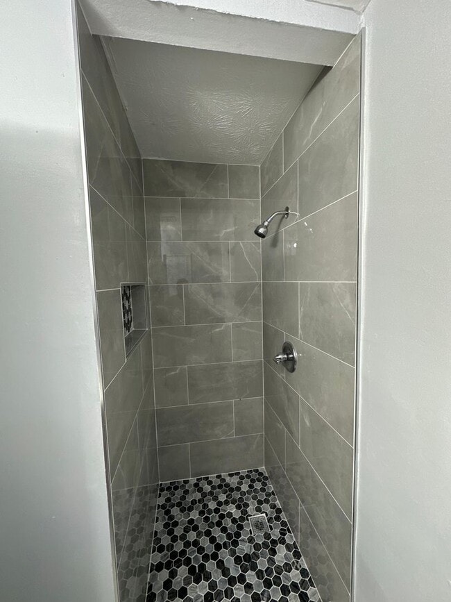 Building Photo - Fully Renovated 3/2 Available for Immediate Rent!