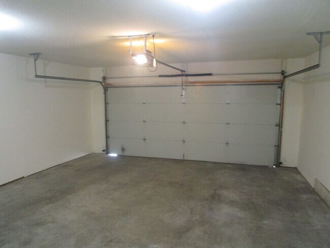 Building Photo - Huge 3 Bedroom, 2 Bath Town Home in SW Col...