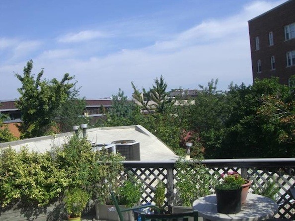 Building Photo - 1685 Crescent Pl NW