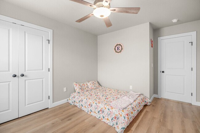 Building Photo - Modern Living: Spacious 5 Bed, 2 Bath Home...