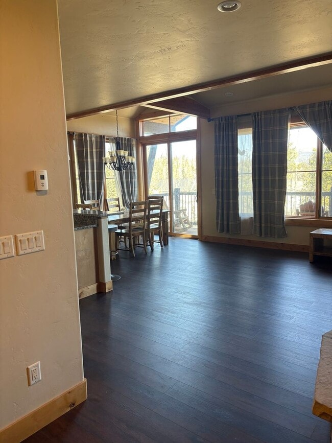 Building Photo - Beautiful Furnished Townhome with infared ...