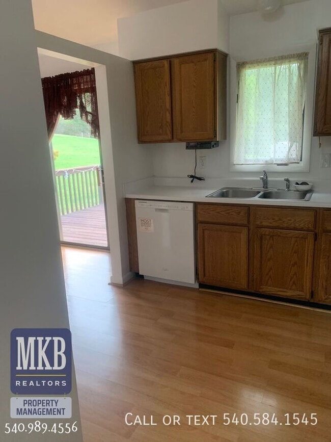 Building Photo - 7847 Forest Edge Dr