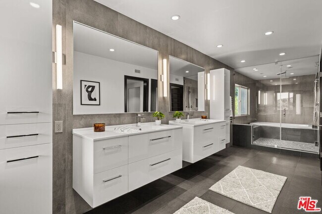 Building Photo - 28207 Laura La Plante Dr