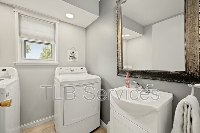 Building Photo - 7938 Elm Dr