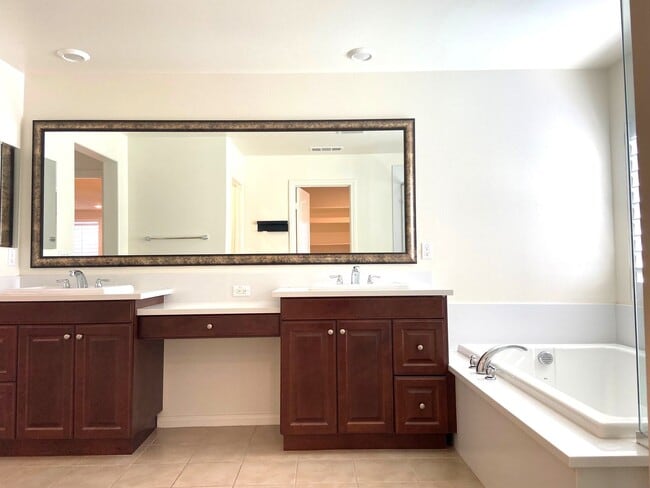 Building Photo - Beautiful 6 bed and 4.5 bath home in West ...