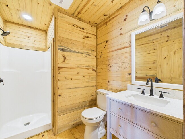 Building Photo - 2/2 Custom Cabin