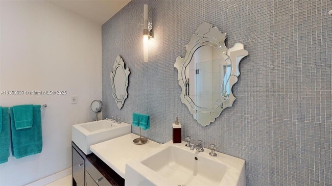 Building Photo - 6015 Pine Tree Dr