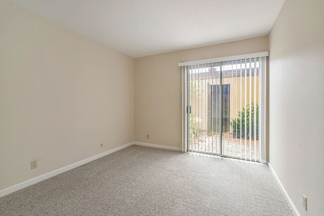Building Photo - 2 Bedroom, 2 Bath Home with Bonus Room