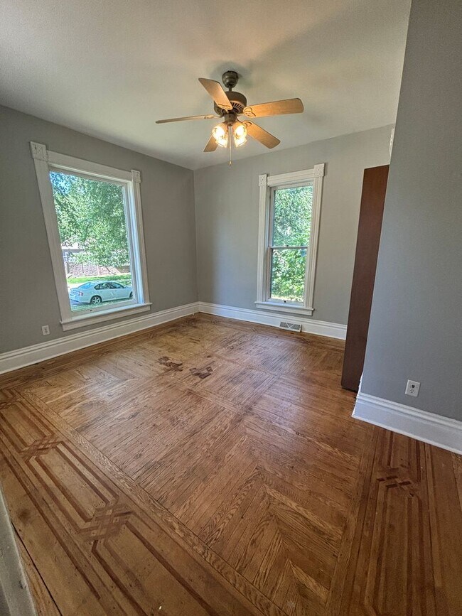 Building Photo - 2bd 1ba duplex available for rent!