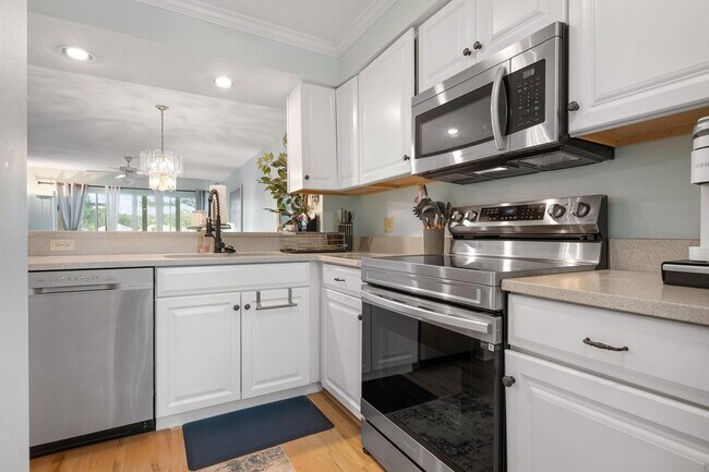 Building Photo - GORGEOUS 2 BEDROOM, 2 BATHROOM 1ST FLOOR CONDO LOCATED IN THE HIGHLY SOUGHT AFTER TENTH FAIRWAY A...