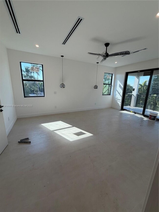 Building Photo - 1321 NE 13th Ave