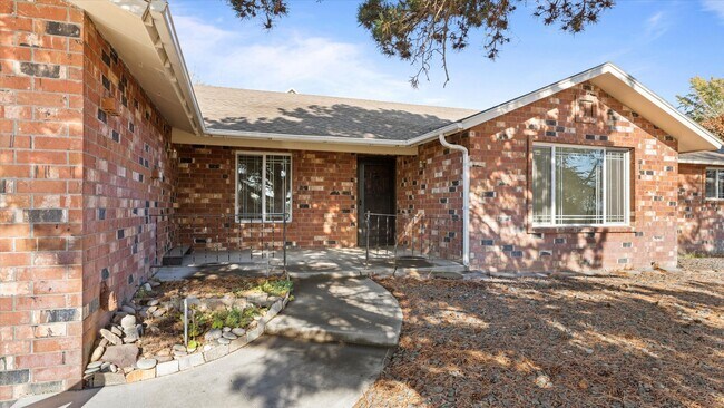 Building Photo - Stunning 4-Bedroom Modern Home in West Richland