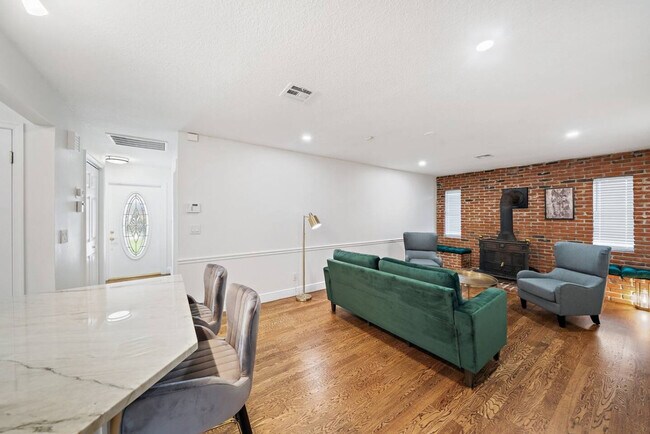 Building Photo - 1342 Essex Dr