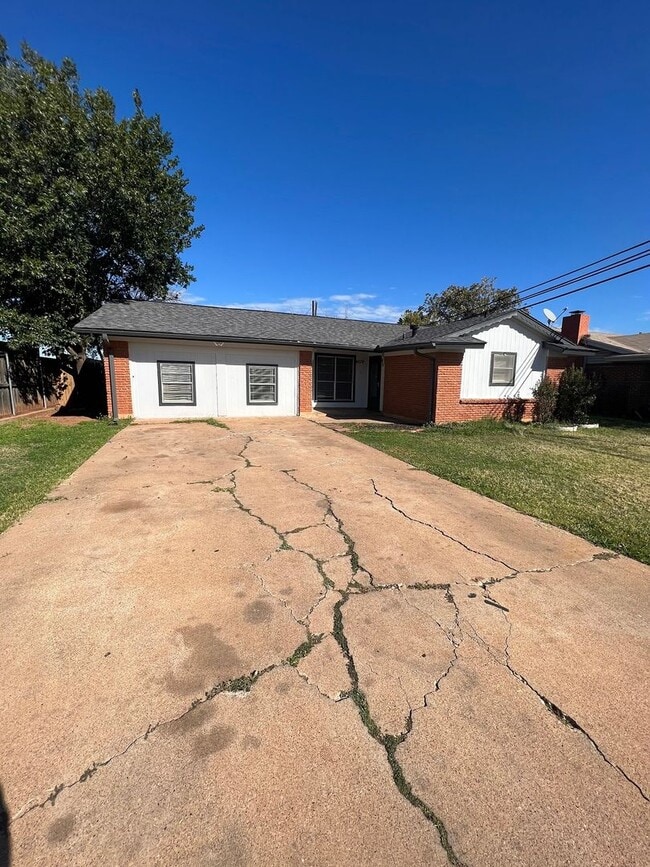 Building Photo - Spacious Home