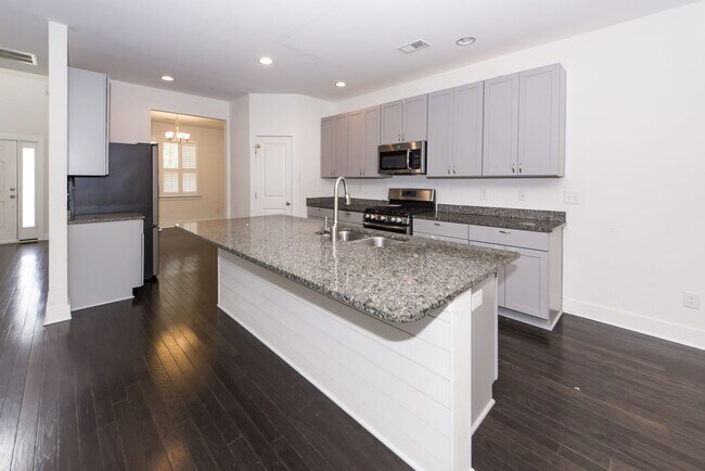 Building Photo - 4 Bedroom 3.5 Bath House in Lawton Park - ...