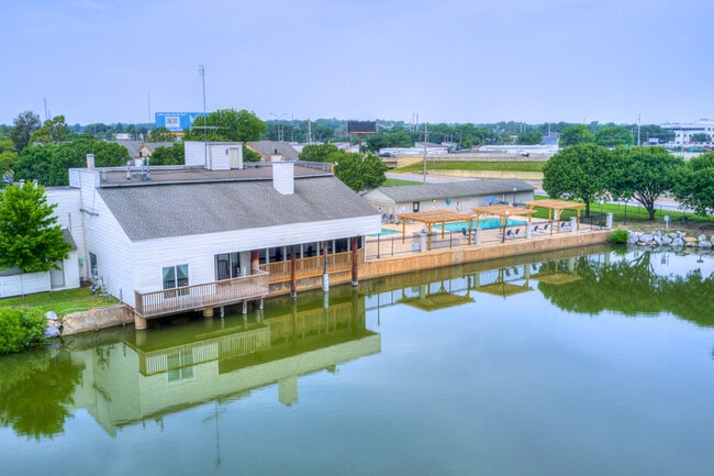 Shoreline Apartments - Lake Access - Shoreline Apartments