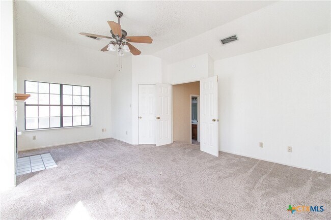 Building Photo - 2304 E Iowa Dr