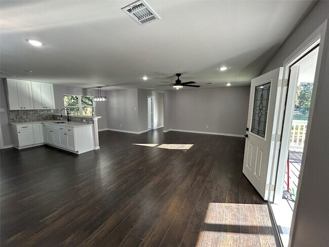 Building Photo - 21057 Live Oak St