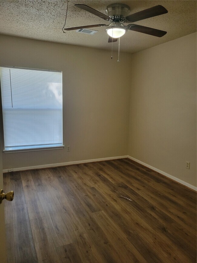 Building Photo - 9315 Southleigh Dr