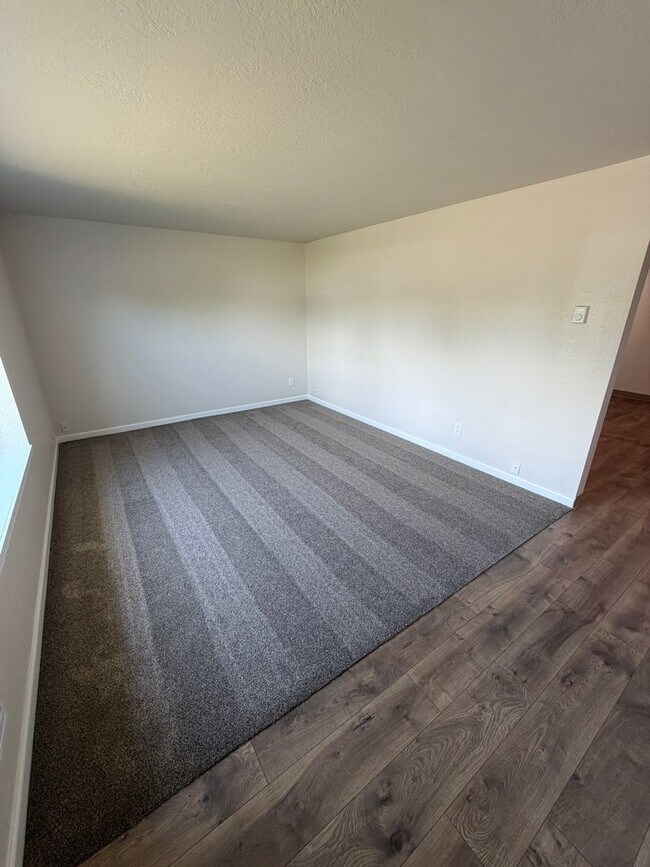 Building Photo - Charming 2 Bedroom Duplex With Fenced Yard In Quiet Neighborhood!