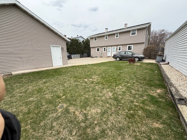 Building Photo - 9221-9223 W Morgan Ave - 9223