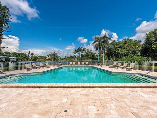 Building Photo - 555 Park Shore Dr