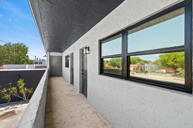 Building Photo - 1339 Ave