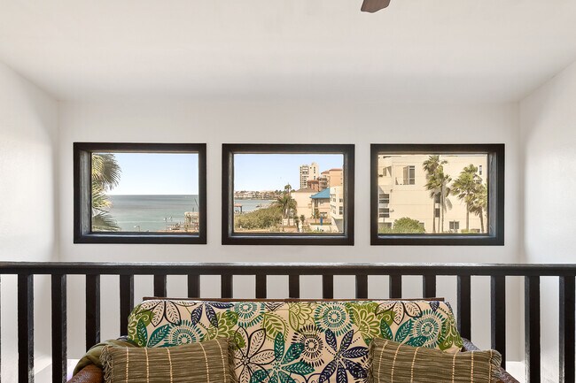 Building Photo - 208 W Saturn Ln