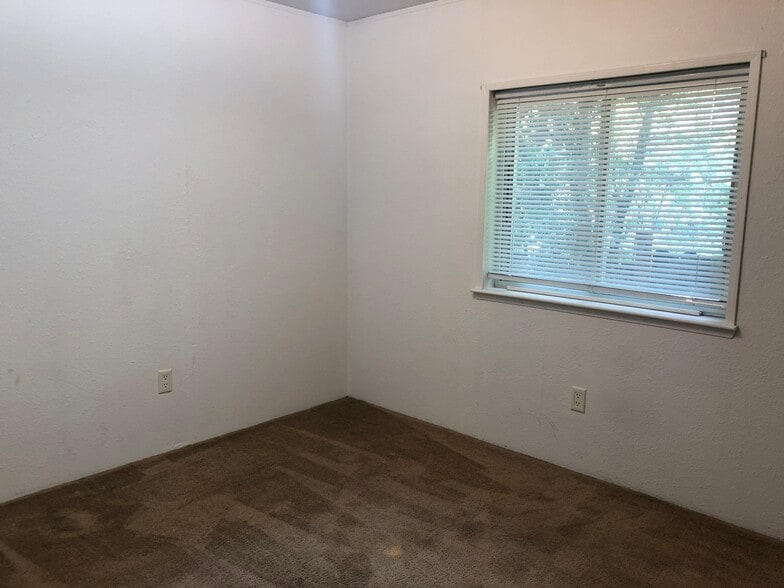 Building Photo - 301 NW Webb St