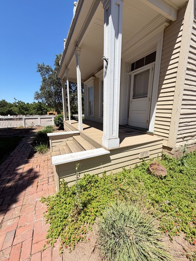 Building Photo - Large 5-6 Bedroom 2 Bath country home