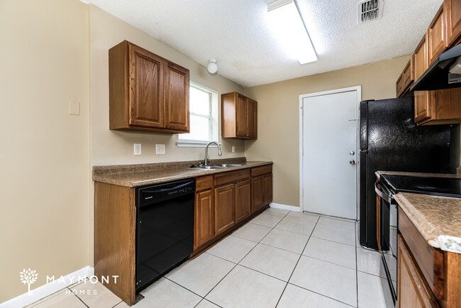 Building Photo - Inviting 3-Bedroom Home