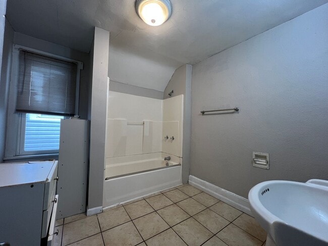 Building Photo - Spacious 3+ bedroom house with detached ga...