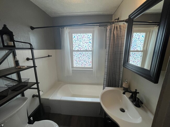 Building Photo - Two Bedroom in East Alton