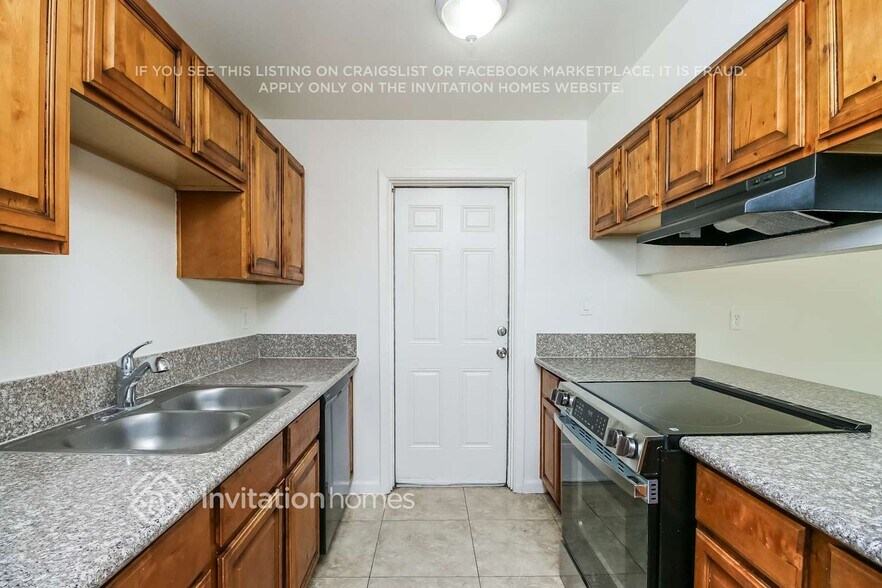 Building Photo - 5243 W Lewis Ave