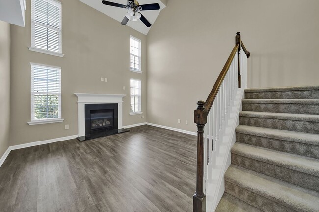 Building Photo - Lovely Two Bedroom Townhome With Bonus and...