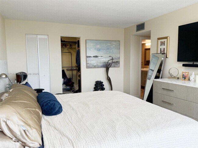 Building Photo - 800 Parkview Dr