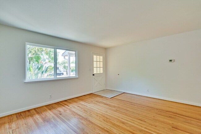 Building Photo - 941 // (Duplex)