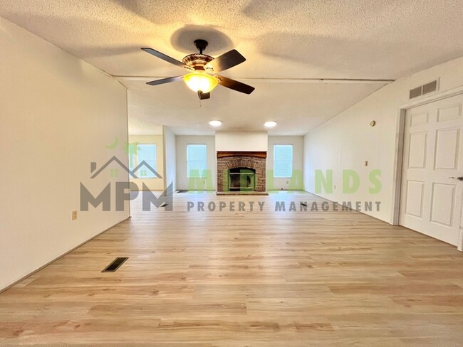 Building Photo - 373 McLee Rd