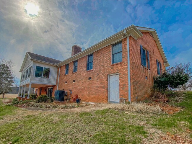 Building Photo - 255 Starritt Ln